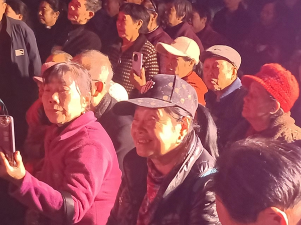 民歌广场上演《秦香莲》,桑植重阳节非遗韵味足